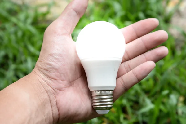 LED-Lampe mit Beleuchtung - neue Technologie der Glühbirne — Stockfoto