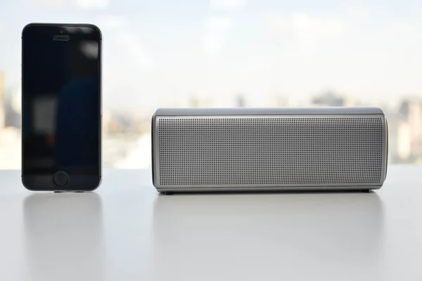 Wireless Speaker connected to Mobile phone — Stock Photo, Image