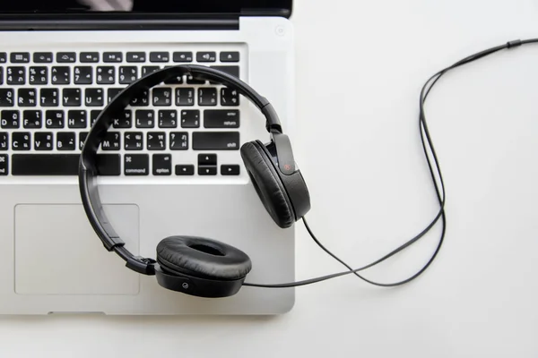 Kulaklık ve dizüstü