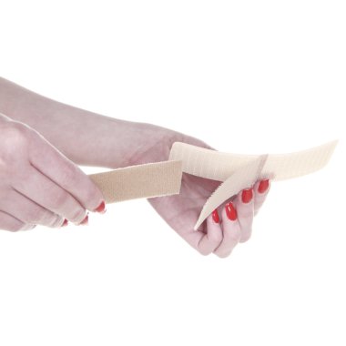 Beyaz bir arka plan üzerinde ayarlanabilir askıları