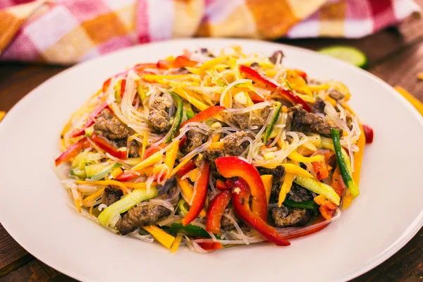 Kore şehriye salatası. Funchoza
