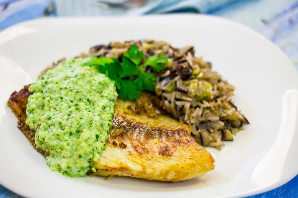 Beyaz balık pesto sos ile