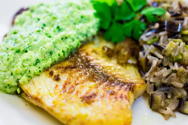 Beyaz balık pesto sos ile