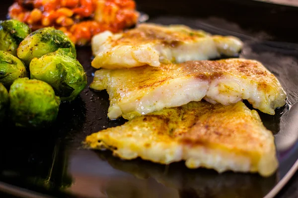 Brüksel lahanası ile beyaz balık Pangasius