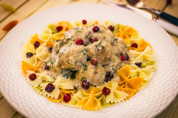 İsveç köftesi ile makarna Farfalle