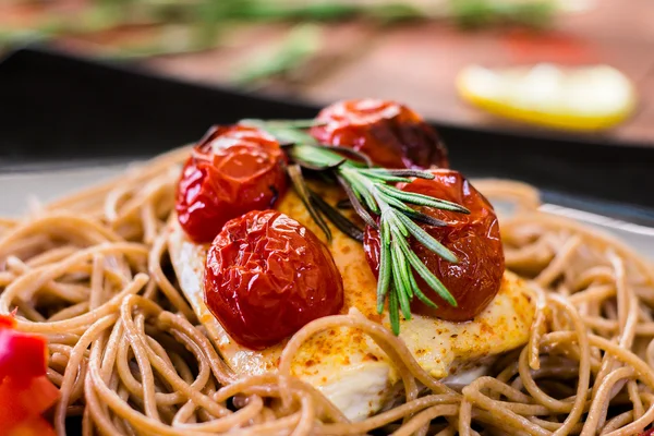 Biberiye, domates ve spagetti ile tavuk
