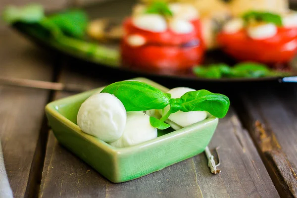 Mozzarella ve fesleğen yaprak yeşil