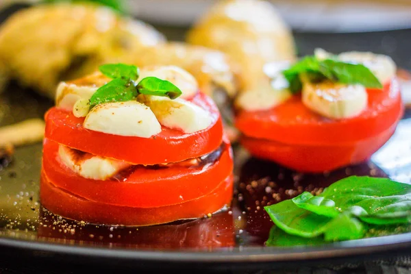 Mozzarella 'lı Caprese salatası