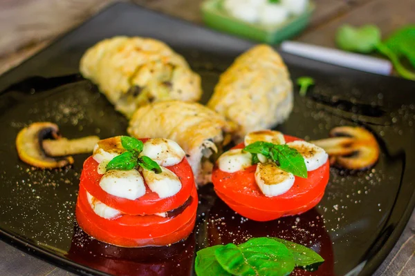 Caprese salatası tavuk rulo ile