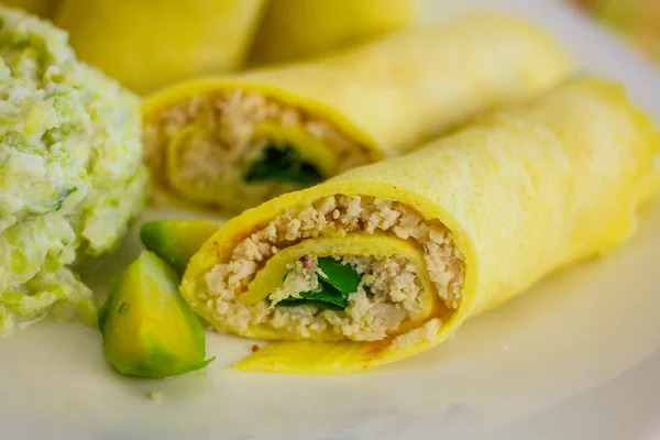 Rollos de panqueque de huevo con brotes de pavo y puré de Bruselas Imagen de archivo