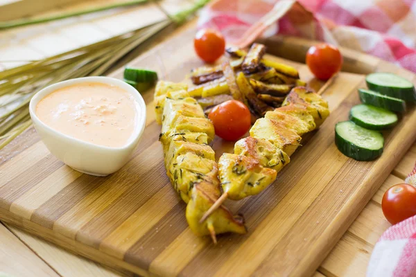 tavuk şiş, patates kızartması ile