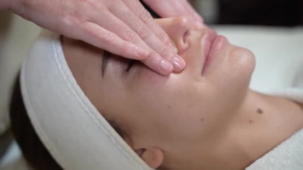 Le donne viso sono massaggiati — Video Stock
