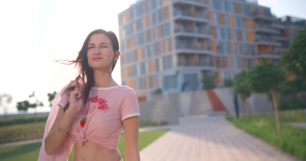 A girl walks along the alley to order — Stock Video