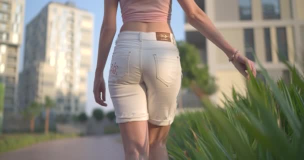 Mujer nalgas caminando en el parque — Vídeos de Stock