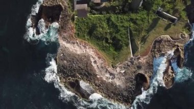 Deniz dalgaları kayalara çarpıyor