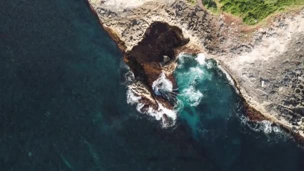 Морские волны, ударяющие камни — стоковое видео