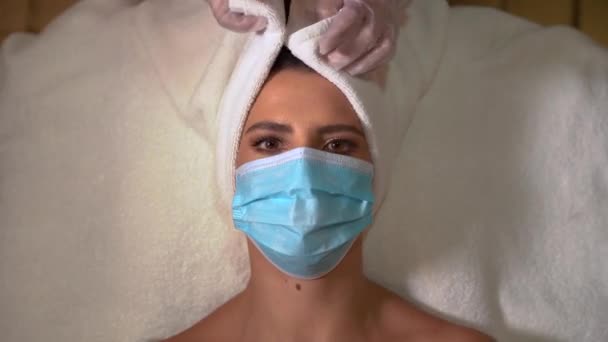 Chica enmascarada puso una toalla en su cabeza — Vídeos de Stock