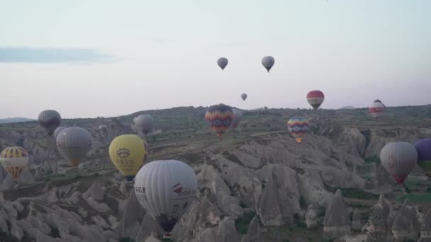 Luftballons um die Felsen — Stockvideo