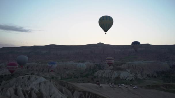 Heißluftballon über den Schluchten — Stockvideo