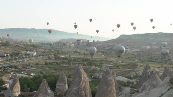 Viele Heißluftballons am Himmel — Stockvideo