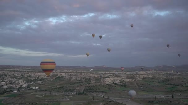 Heißluftballon und Wolken — Stockvideo