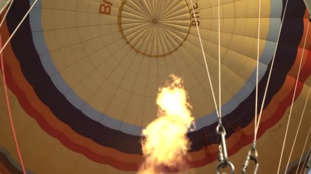 Feuer im Heißluftballon — Stockvideo