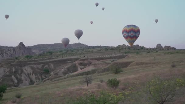 Luftballons um die Felsen — Stockvideo