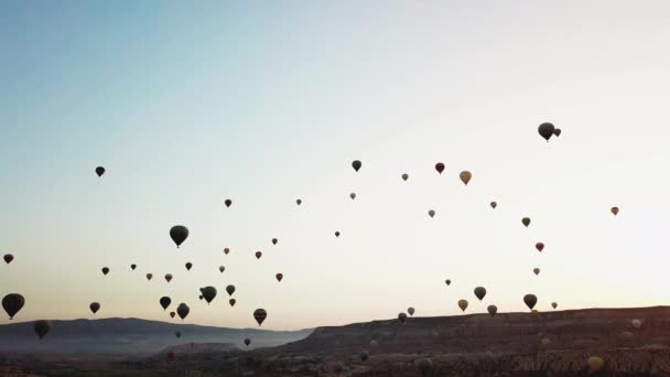 Balões de ar quente pairam sobre o vale — Vídeo de Stock