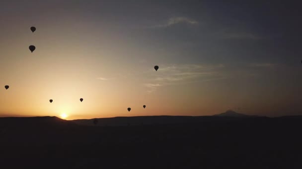 Balony z gorącym powietrzem unoszą się nad doliną — Wideo stockowe