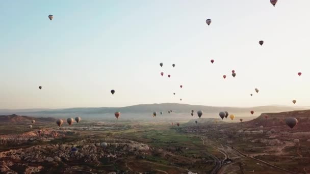 Над долиной висят воздушные шары — стоковое видео