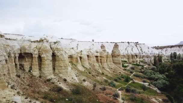 被岩石包围的山谷 — 图库视频影像