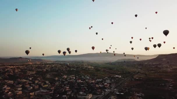 Kayaların etrafında sıcak hava balonları — Stok video