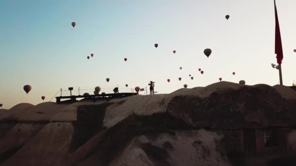 Kayaların etrafında sıcak hava balonları — Stok video