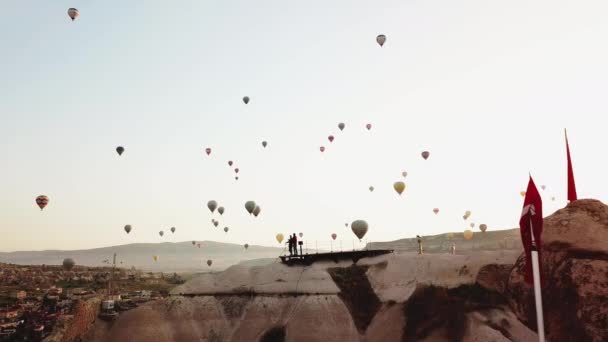Heißluftballons um die Felsen — Stockvideo