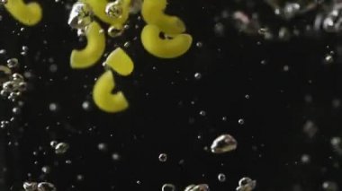 makarna ve kaynayan baloncuk