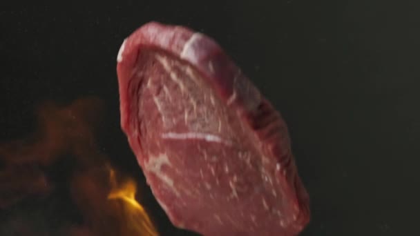 Stek wołowy i płomień ognia — Wideo stockowe