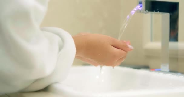 Lady wäscht Hände und Gesicht im Badezimmer mit fließendem Wasser — Stockvideo