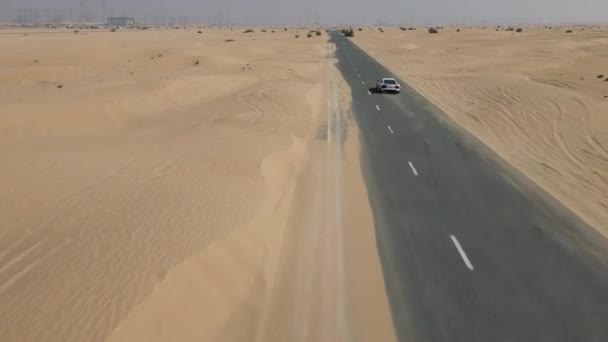 Coche deportivo de conducción en un camino desierto — Vídeo de stock