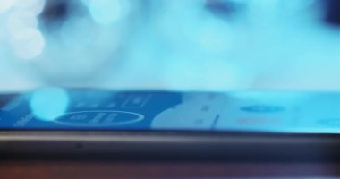 Kişi cep telefonunun uygulama dokunmatik ekranını kullanır