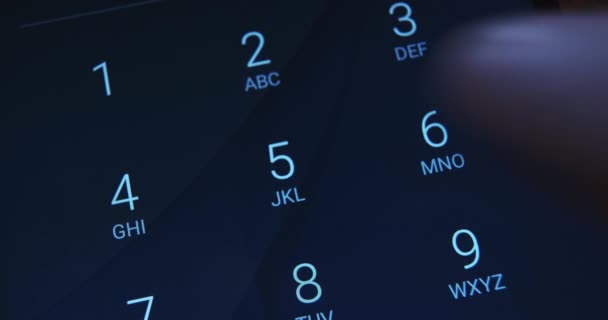 Numero di quadranti uomo premendo i tasti luminosi sullo schermo del telefono — Video Stock