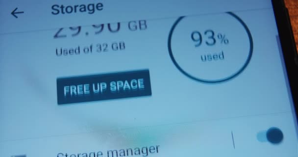 Uso de la aplicación de servicio para controlar la memoria del teléfono móvil — Vídeo de stock