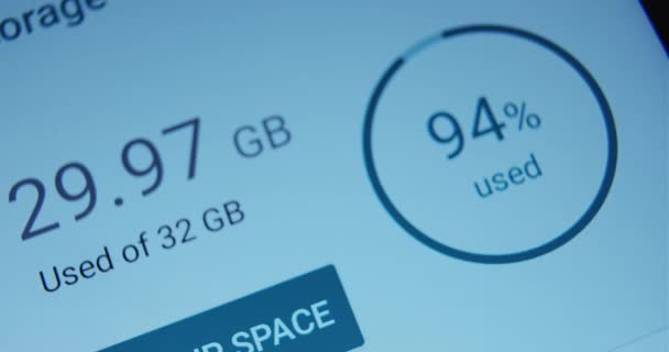 Man använder program för att kontrollera minnet av mobiltelefon macto — Stockvideo