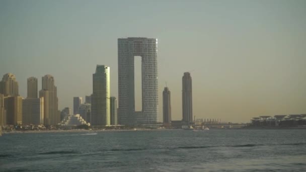Rascacielos y vistas al mar — Vídeo de stock