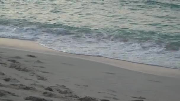 Playa de arena y mar — Vídeo de stock