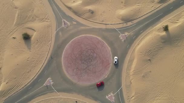 Carros de luxo em uma rotunda — Vídeo de Stock