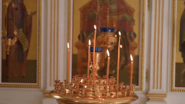 Kerzen in der Kirche — Stockvideo