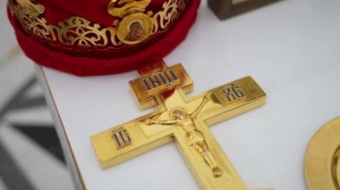 Kilise haçı masanın üstünde.