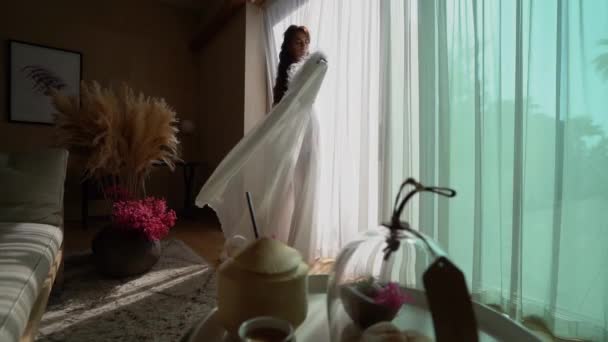 Ledy in peignoir bij het raam — Stockvideo