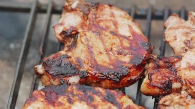 Izgarada kabuklu lezzetli et dilimleri
