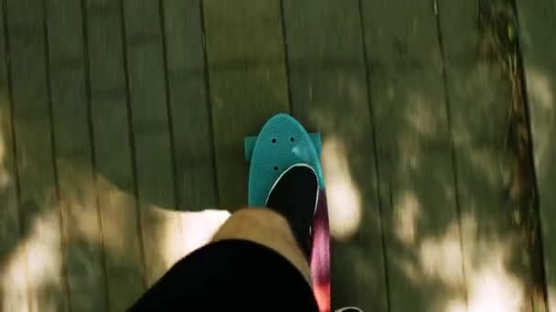 Pé de pessoa no skate azul — Vídeo de Stock